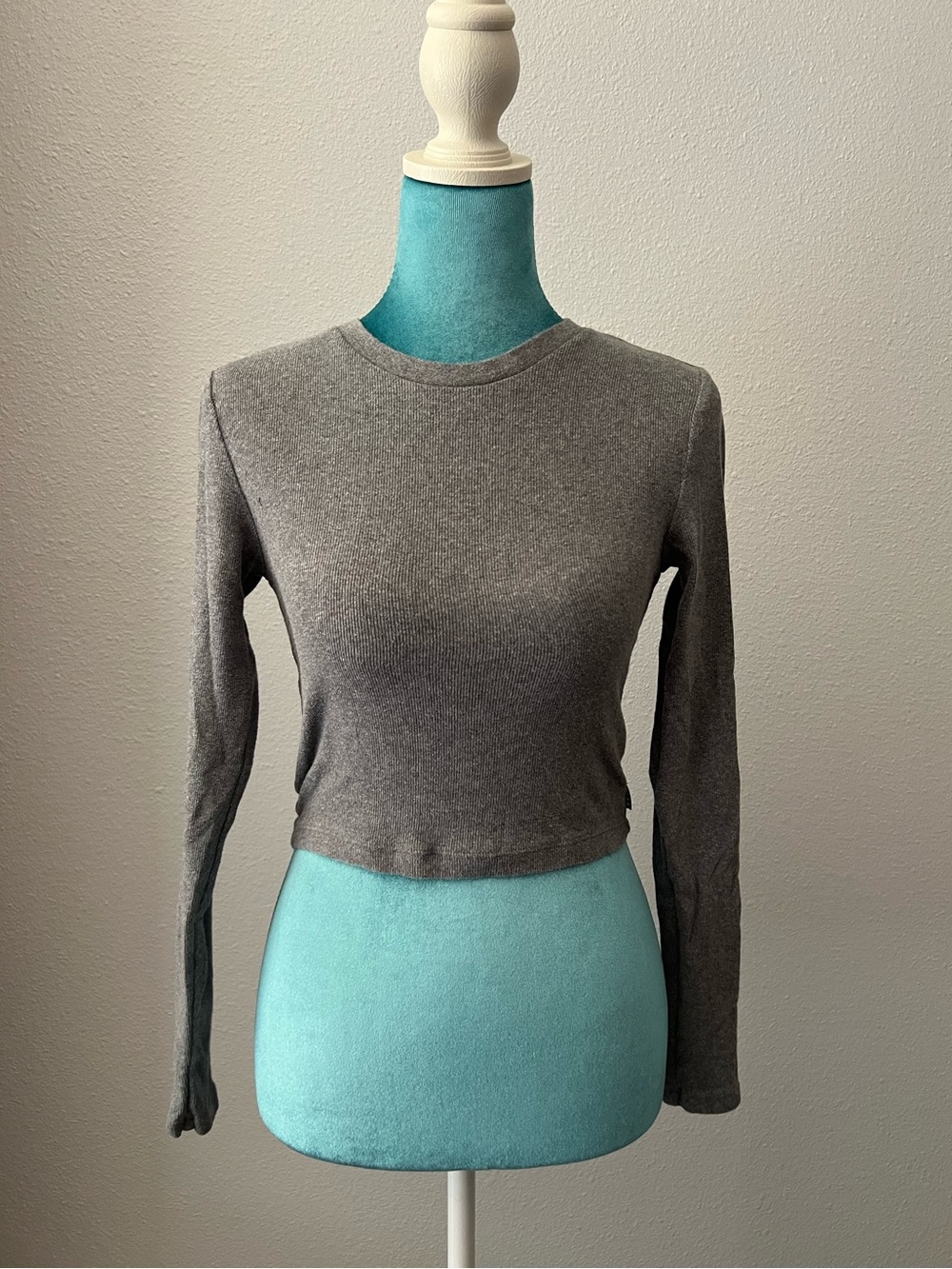 TNA Charcoal Gray Long-Sleeve Cropped Crewneck Tee